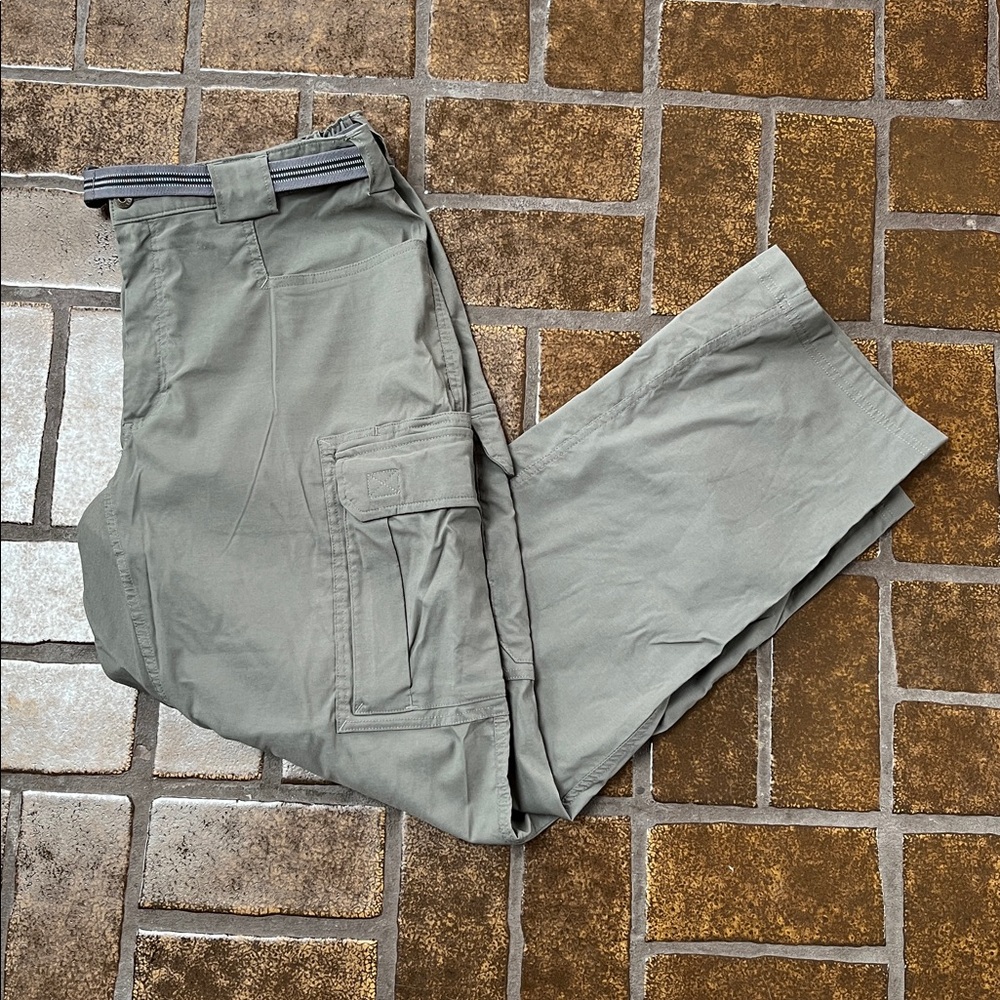 Duluth Trading Co. Moss Green Belted Scotchguard Nylon Cargo Pant